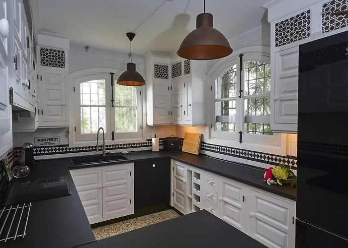 Little Castle: Sea & Mountain Views In