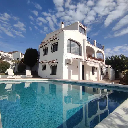 Little Castle: Sea & Mountain Views In