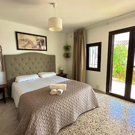 Little Castle: Sea & Mountain Views In Villa